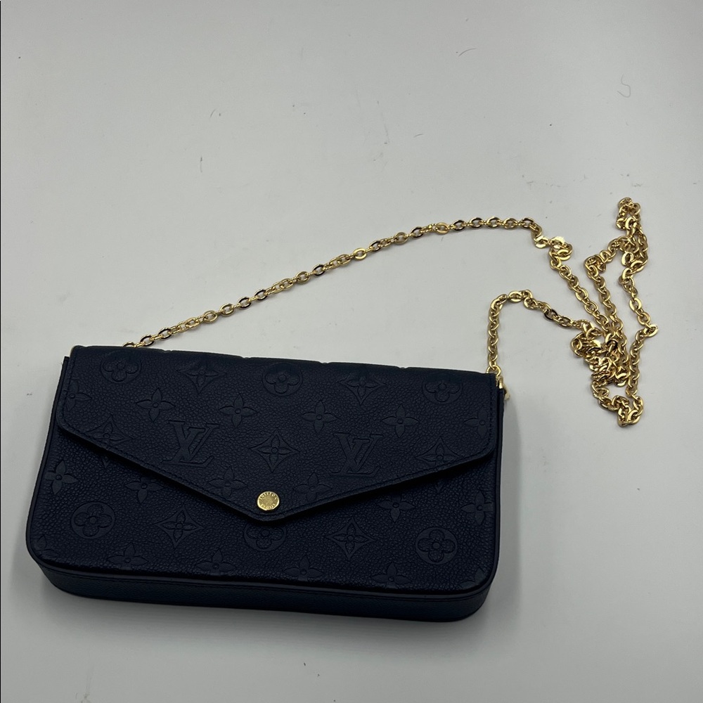 New Louis Vuitton navy blue leather Clutch crossbody Gold Chain - Picture 2 of 13